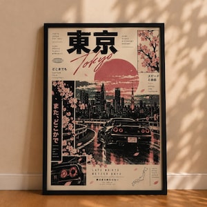 以下が含まれることがあります： 東京の夜景、手前の黒いスポーツカー、大きな赤い太陽、桜の枝が描かれた額入りポスター。グラフィックレイアウトには「東京」、「Speed and Freedom」、「Late Nights Better Days」などのテキストが含まれています。
