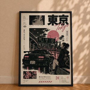 Könnte beinhalten: Ein gerahmtes Poster mit einem schwarzen Sportwagen, der nachts auf einer nassen Straße geparkt ist, und einer sitzenden Person. Das Design zeigt einen großen rosa Mond, japanischen Text, das Wort Tokyo und kleine Grafikfelder mit Kirschblüten.