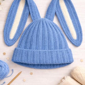 Könnte beinhalten: Ein Set aus drei Keramikbechern mit gesprenkelter, matter Oberfläche. Die Becher sind in Creme-, Hellgrau- und Dunkelgrautönen gehalten. Jeder Becher hat ein schlichtes, minimalistisches Design.