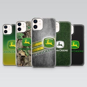 Op de afbeelding: Een verzameling telefoonhoesjes met het John Deere logo. De hoesjes tonen verschillende ontwerpen, waaronder een groene gradiënt, camouflage, een verweerde metaal look met gele strepen, een groene gras textuur en een carbon fiber patroon.