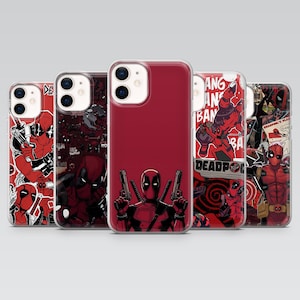 Puede incluir: Una colección de cinco fundas para teléfono con diseños de Deadpool. Las fundas muestran varios diseños, incluyendo a Deadpool sosteniendo armas, ilustraciones estilo cómic y el logo de Deadpool. Las fundas son principalmente rojas y negras.