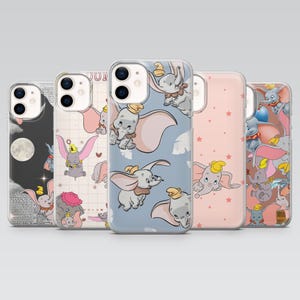 Op de afbeelding: Vijf telefoonhoesjes met Dumbo de olifant ontwerpen. De hoesjes tonen Dumbo in vlucht, tegen achtergronden van wolken, sterren en een volle maan. Het kleurenpalet omvat roze, blauw en grijs.
