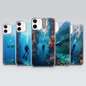Peut inclure: Ensemble de cinq coques de téléphone avec des scènes sous-marines de plongeurs. Les coques présentent des récifs coralliens, une épave et des plongeurs explorant les profondeurs. Finition transparente et brillante.