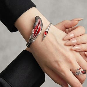 赤い羽根のジュエリーセット、ゴシックシルバーのウィングカフ、調節可能なエナメルオープンバングル、ボヘミアンフェザーリング、大胆なステートメントジュエリーセット、母の日ギフト