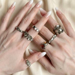 Conjunto de 7 anillos de metal fundido, anillos apilables líquidos, anillo llamativo y robusto, anillos vintage con piedra de ópalo, regalo para ella.