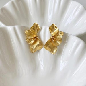Pendientes grandes de pétalos dorados, pendientes florales, pendientes colgantes de flores doradas, joyería nupcial llamativa, regalo para invitadas de boda
