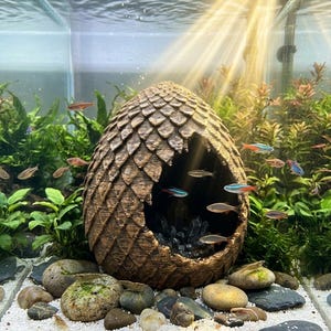 Puede incluir: Un juego de tres tazas de cerámica con un acabado mate moteado. Las tazas son en tonos crema, gris claro y gris oscuro. Cada taza tiene un diseño simple y minimalista, ideal para café o té.