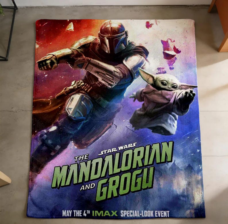K&ouml;nnte beinhalten: Eine rechteckige Decke im Star Wars-Design mit The Mandalorian und Grogu. Das Design ist lebendig, mit den Charakteren in dynamischen Posen vor einem Hintergrund aus roten, blauen und violetten Farbt&ouml;nen. Der Text "The Mandalorian and Grogu" ist deutlich sichtbar.