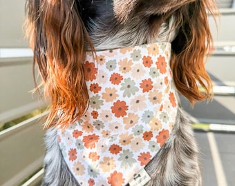 Handgemachtes Hundehalstuch – Vintage-Blumenmuster in warmen Tönen