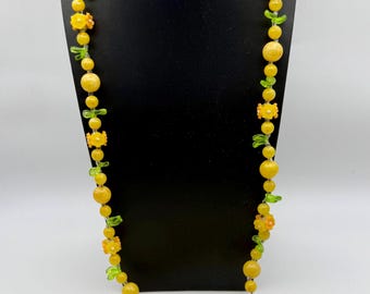 Collana vintage con perline floreali reattive ai raggi UV / Lunga 107 cm (42”) a filo continuo / Collana con fiori gialli e foglie verdi / Gioielli da giardino in stile cottagecore