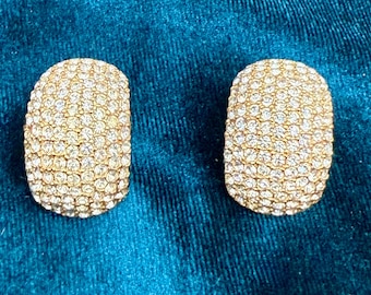 Pendientes de clip vintage Ciner con diamantes de imitación pavé en tono dorado.