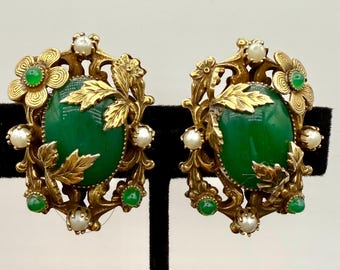 Pendientes de clip vintage con cabujón de cristal verde, pendientes llamativos con aspecto de jade, filigrana floral en tono dorado, joyería de mediados de siglo de los años 40 y 50.