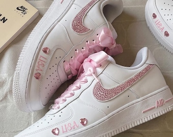 Zapatillas Air Force 1 nupciales personalizadas, zapatos con nombre personalizado, zapatillas de boda con pedrería y cinta de satén.