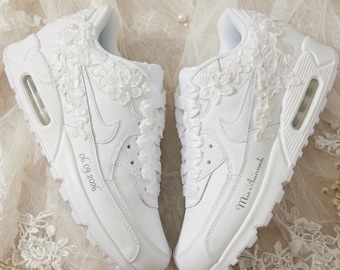 Zapatillas de novia personalizadas - Zapatillas de boda Air Max 90 - Zapatillas de boda estilo boho - con encaje y cordones de seda con perlas