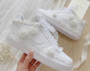 Zapatillas de novia Air Force 1 con encaje, perlas y flores 3D / Zapatos cómodos y personalizables para la ceremonia nupcial