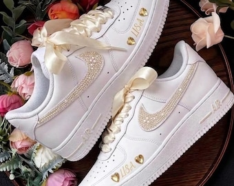 Zapatillas Air Force 1 nupciales personalizadas, zapatos con nombre personalizado, zapatillas de boda con perlas y cinta de satén.