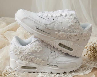 Zapatillas de novia personalizadas - Zapatillas de boda Air Max 90 - Zapatillas de boda estilo boho - con encaje y cordones de seda con perlas