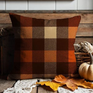 Housse de coussin à carreaux Buffalo orange brûlé et marron : style porche de champ de citrouilles