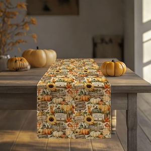Può includere: Un runner da tavola rettangolare con un motivo autunnale ripetuto di zucche arancioni, girasoli gialli e foglie autunnali. Il design include insegne in stile legno con il testo "Farm Fresh Pumpkins", "Hay Rides" e "Hello Fall".