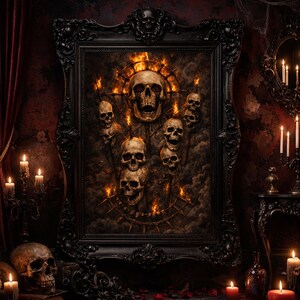 Op de afbeelding: Een gotisch vormgegeven kunstwerk met een macabere opstelling van schedels in vlammen. De schedels zijn geplaatst in een donkere, onheilspellende scène, met kaarsen en een schedel op een tafel op de voorgrond. De lijst is sierlijk en zwart.