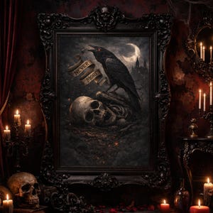 Op de afbeelding: Een gothic kunstwerk in een lijst met een zwarte raaf op een schedel en skelet. De raaf houdt een spandoek met de woorden "Never More". De achtergrond toont een maan, kasteel en een donker, sierlijk frame. Kaarsen en schedels staan op de voorgrond.