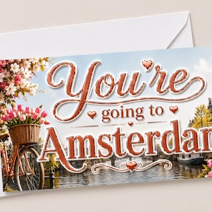 Peut inclure: Une carte de vœux rectangulaire avec le texte You're going to Amsterdam en lettres cuivrées métalliques. L'arrière-plan montre un canal avec un vélo, un panier de tulipes roses, un lampadaire et des bâtiments historiques sous un ciel bleu.