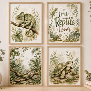 Puede incluir: Cuatro láminas enmarcadas de acuarela con reptiles verdes en un entorno de selva. Una muestra un camaleón en una rama, otra una tortuga, una un paisaje forestal y otra el texto Little Reptile Lover con un lagarto, una tortuga y una serpiente.