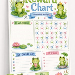 Op de afbeelding: Een beloningskaart met illustraties van groene kikkers, waterleliebladeren en waterlelies. De tekst bevat Reward Chart, You're doing amazing!, My Goal / Reward, How I Can Earn Stars, My Rewards, Notes, Digital Download en Print Instantly From Home.