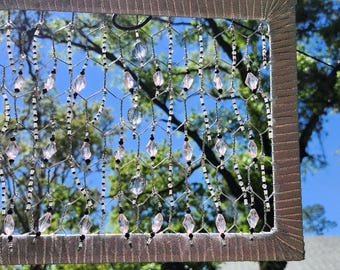 Atrapasol con cuentas enmarcadas • Arte para ventanas hecho a mano • Cuentas de cristal rosa y transparente • Atrapasueños de alambre plateado • Decoración bohemia para el hogar