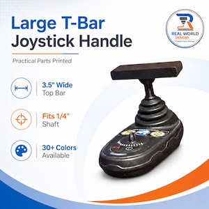 Puede incluir: Un mango de joystick en forma de T negro con una barra superior de 8,89 cm de ancho diseñado para un eje de 0,635 cm. El producto cuenta con una base texturizada con botones de control integrados y una palanca central, con especificaciones técnicas.