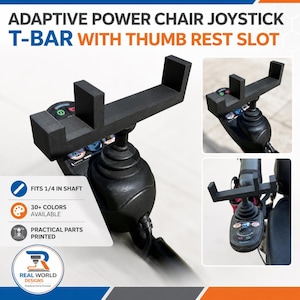 Peut inclure: Un accessoire en forme de T noir pour joystick de fauteuil roulant électrique, doté d'une fente pour le repose-pouce. La pièce est conçue pour un axe de 0,64 cm. Le texte ADAPTIVE POWER CHAIR JOYSTICK T-BAR WITH THUMB REST SLOT est visible.
