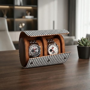 Pode incluir: Uma placa de madeira artesanal com o texto "Bem-vindo" em uma fonte lúdica. A placa é pintada de branco com um acabamento desgastado e apresenta um design floral em tons de rosa e verde. Mede aproximadamente 30 cm de largura.