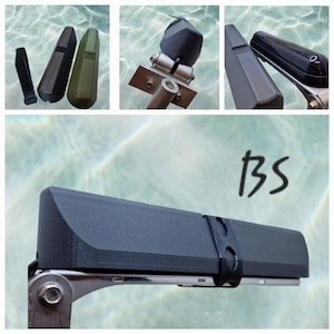 Può includere: Una collezione di accessori per barche neri, verde oliva e grigi. Gli accessori includono un cinturino nero, un oggetto rettangolare nero e un oggetto rettangolare grigio con la parte superiore curva. Il testo manoscritto "BS" è visibile in nero.