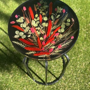 Mesa lateral artesanal em resina epóxi com flores vermelhas vibrantes prensadas e folhagens | Mesa de destaque floral preta | Decoração de casa exclusiva