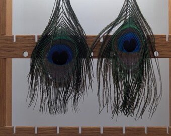 Pendientes inspirados en Miyazaki: "Dust Sprite" y pluma de pavo real