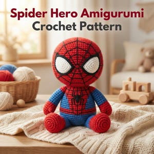 Puede incluir: Muñeco amigurumi de Spider-Man tejido a ganchillo en rojo, azul y negro, con detalles blancos en los ojos. El muñeco está sentado sobre una manta color crema. El texto "Spider Hero Amigurumi Crochet Pattern" está en la parte superior.