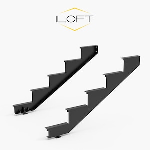 Peut inclure: Deux limons d'escalier en métal noir, chacun avec quatre marches. Les marches sont rectangulaires et dépassent du limon incliné. La marque "ILOFT" est affichée en texte noir au-dessus des limons.
