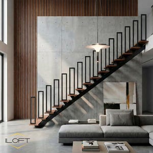 Könnte beinhalten: Moderne Treppe mit schwarzen Metallstützen und Holzstufen. Die Treppe befindet sich vor einer Betonwand und einer Wand mit Holzpaneelen. Ein graues Sofa und ein Couchtisch befinden sich im Vordergrund. Das Logo "ILOFT" ist sichtbar.