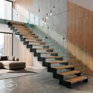 Może przedstawiać: Zestaw trzech ceramicznych kubków z nakrapianym, matowym wykończeniem. Kubki są w odcieniach kremu, jasnoszarym i ciemnoszarym. Każdy kubek ma prosty, minimalistyczny design, idealny do kawy lub herbaty.