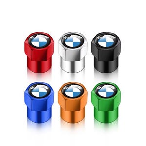 Peut inclure: Ensemble de six bouchons de valve colorés. Chaque bouchon est de couleur différente : rouge, argent, noir, bleu, orange et vert. Chaque bouchon porte le logo BMW. Les bouchons sont de forme hexagonale.