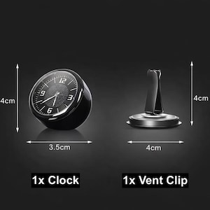 K&ouml;nnte beinhalten: Eine schwarze Autouhr mit wei&szlig;em Zifferblatt und silbernen Zeigern, 4 cm hoch und 3,5 cm breit. Inklusive L&uuml;ftungsclip. Der Text lautet "1x Clock" und "1x Vent Clip".