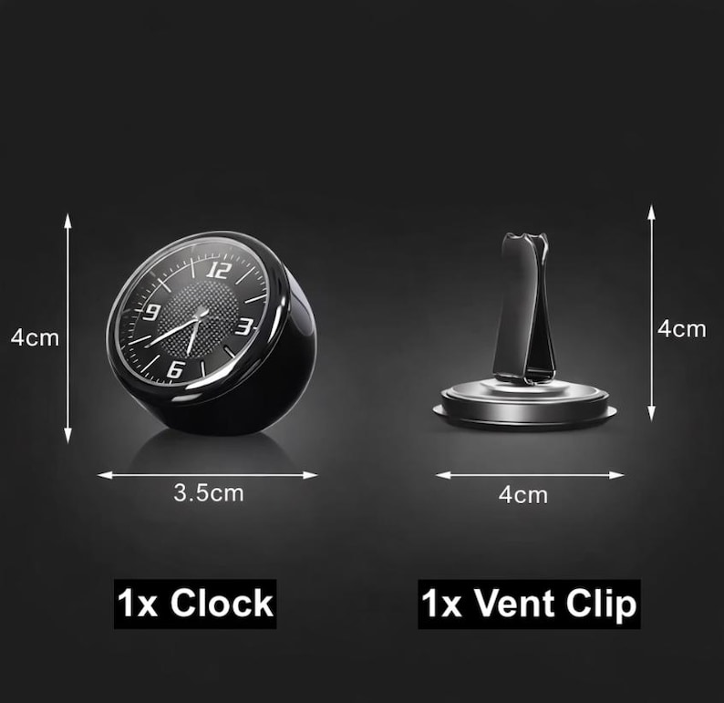 K&ouml;nnte beinhalten: Eine schwarze Autouhr mit wei&szlig;em Zifferblatt und silbernen Zeigern, 4 cm hoch und 3,5 cm breit. Inklusive L&uuml;ftungsclip. Der Text lautet "1x Clock" und "1x Vent Clip".