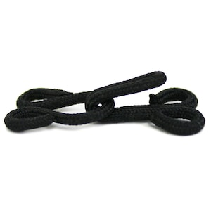 Puede incluir: Un cordón negro con bucles en cada extremo, sobre un fondo blanco. El cordón es grueso y parece estar hecho de un material tejido. Los bucles son simétricos y están espaciados uniformemente, lo que sugiere un diseño funcional.