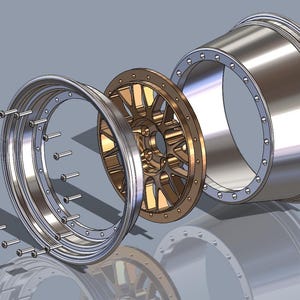 Op de afbeelding: Een explosietekening van een zilver-gouden lichtmetalen wiel. Het wiel is opgesplitst in zijn componenten: de velg, het midden en de trommel. Het wielontwerp bevat meerdere boutgaten voor montage.