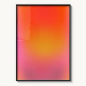 Könnte beinhalten: Ein rechteckiger Kunstdruck in einem dünnen schwarzen Rahmen. Das Kunstwerk zeigt einen weichen, vertikalen Farbverlauf, der von einem leuchtenden Rot an der Oberseite über Orange in der Mitte bis hin zu einem tiefen Magentarosa am unteren Rand reicht.