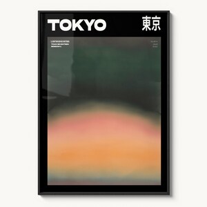 Könnte beinhalten: Ein gerahmter Kunstdruck mit dem Wort "TOKYO" in Weiß oben und japanischen Schriftzeichen rechts. Das Kunstwerk zeigt einen Farbverlauf aus Orange, Rosa und Grün mit dem Text "LISTENING NOTES" und "TRACK SEVENTEEN".