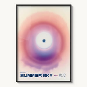 Puede incluir: Impresión artística enmarcada con un diseño abstracto. Presenta un círculo blanco central con un punto azul, rodeado de anillos rosas, morados y naranjas. El texto azul "SUMMER SKY" está acompañado de caracteres japoneses.