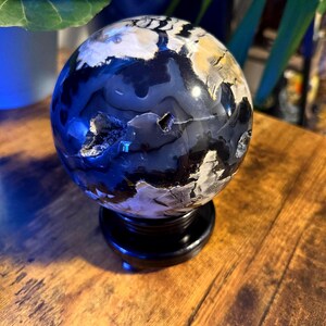 Esfera de cristal de ágata volcánica reactiva a los rayos UV de 2,27 kg / Esfera de drusa masiva con soporte de exhibición de madera giratorio.