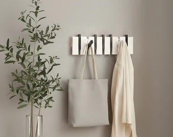 Perchero de madera abatible con forma de piano, minimalista y flotante, decorativo para pared.