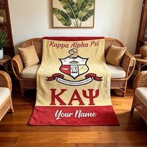 Op de afbeelding: Een set van drie keramische mokken met een gespikkelde, matte afwerking. De mokken zijn in crème, lichtgrijs en donkergrijs. Elke mok heeft een eenvoudig, minimalistisch ontwerp.